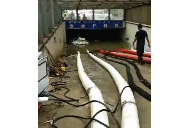 二環(huán)支路沙口路，山東消防兩臺(tái)，我們?nèi)_(tái)潛水泵同時(shí)運(yùn)行，一切正常了